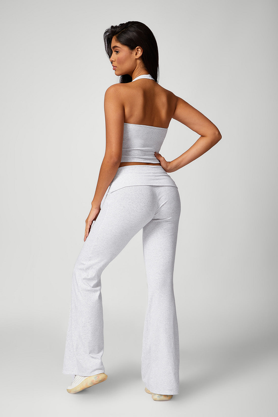 Conjunto com Blusa Gola Halter e Calça Flare Gelo Zafire