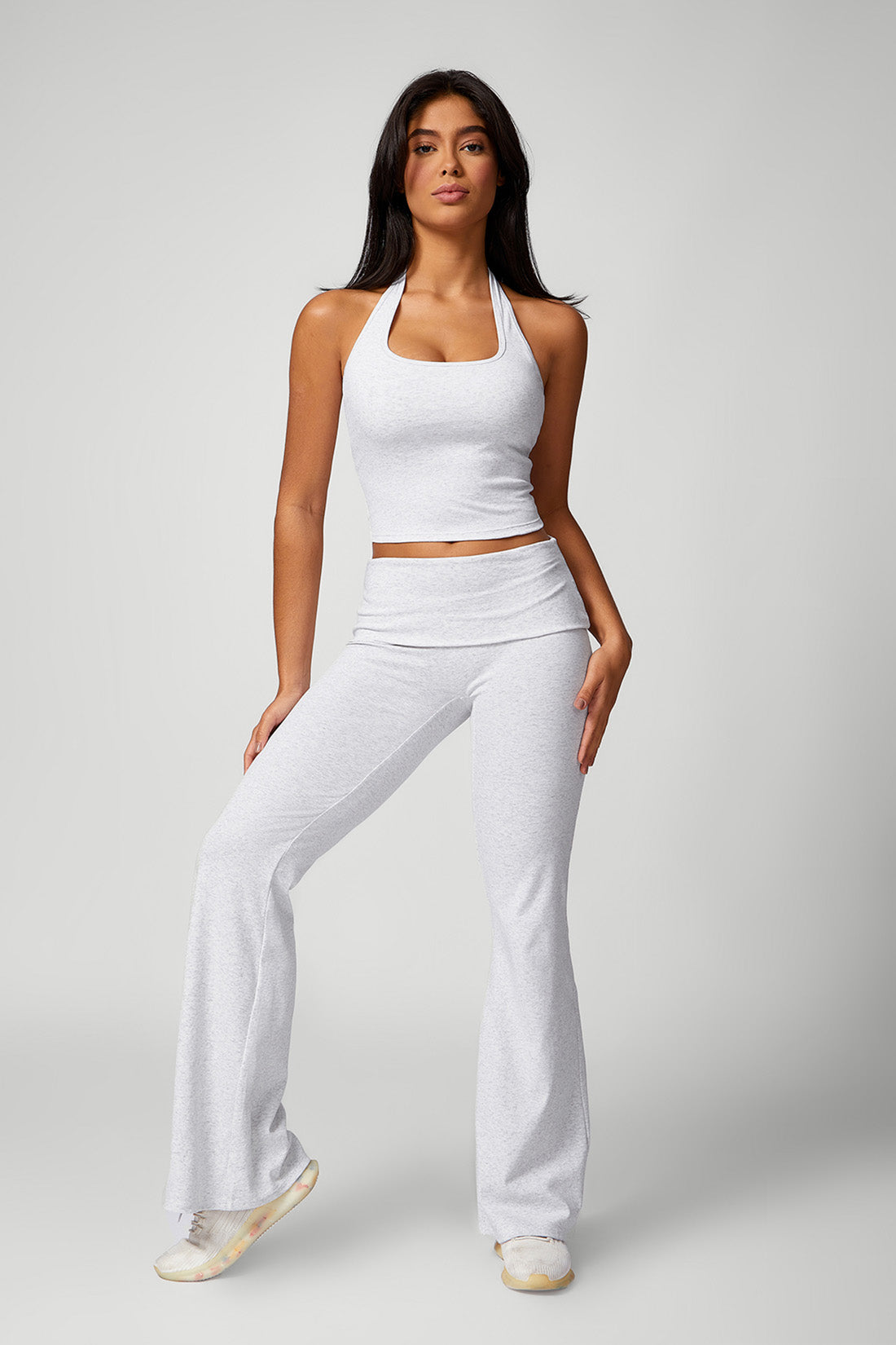 Conjunto com Blusa Gola Halter e Calça Flare Gelo Zafire