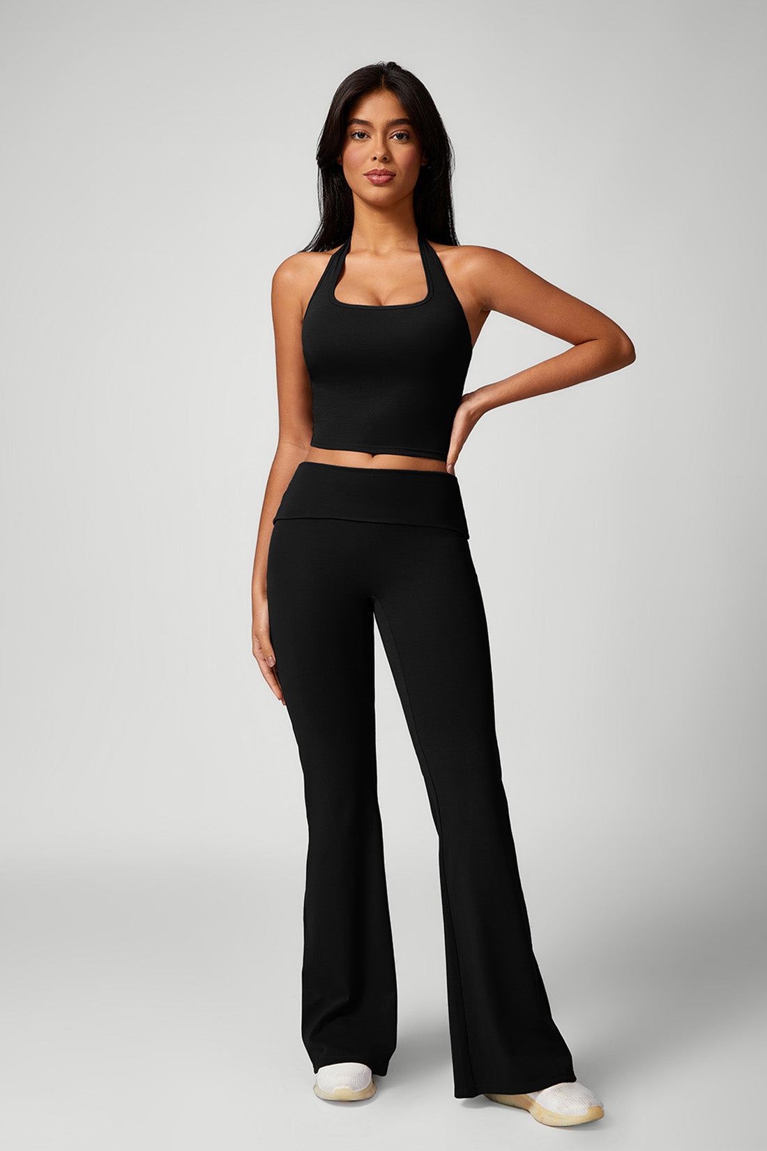 Conjunto com Blusa Gola Halter e Calça Flare Preto Zafire